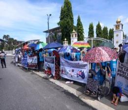 Ratusan imigran Afghanistan kembali menggelar unjuk rasa di depan Kantor Gubernur Riau